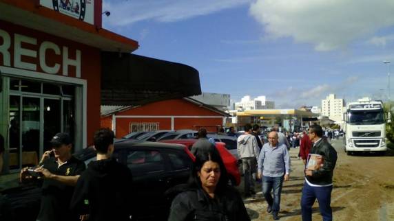 Motorista desvia de pedestre que atravessava a BR 101 e por pouco não atinge churrascaria, no Centro de Itapema-SC - foto 7