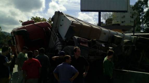 Motorista desvia de pedestre que atravessava a BR 101 e por pouco não atinge churrascaria, no Centro de Itapema-SC - foto 6