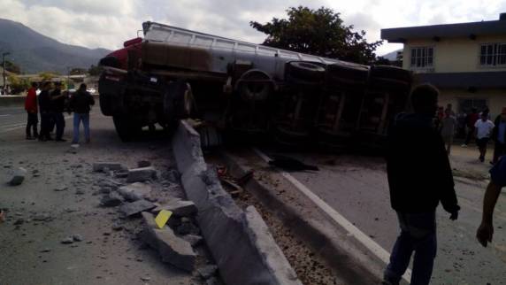 Motorista desvia de pedestre que atravessava a BR 101 e por pouco não atinge churrascaria, no Centro de Itapema-SC - foto 5