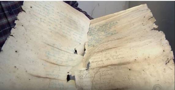 Garrafa com manuscrito estava entre tijolos e concreto ao pé da torre