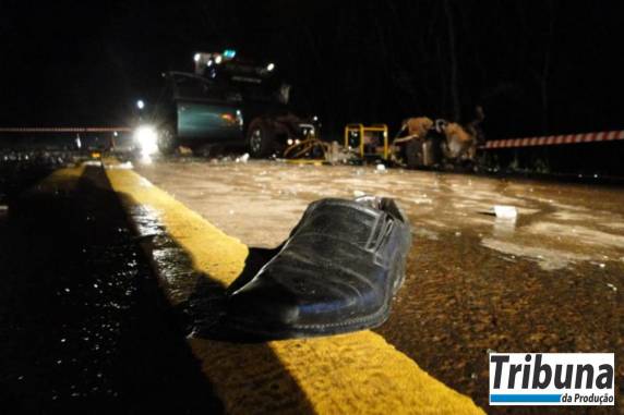 Palmeirense morre após colidir veículo em carreta - foto 2