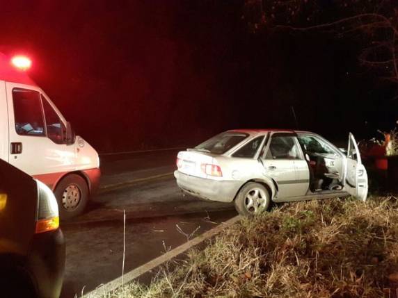 Os três ocupantes ficaram gravemente feridos após a colisão