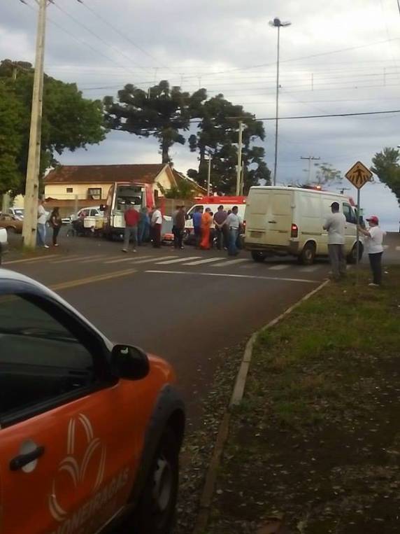 Duas pessoas ficam gravemente feridas em colisão de motocicleta com caminhão, em Santo Ângelo - foto 2