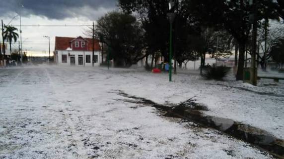 Granizo deixa feridos, cidades em
alerta e ruas tomadas por gelo no PR - foto 3