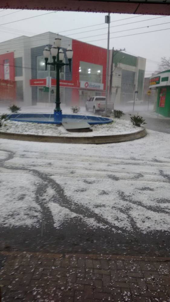 Granizo deixa feridos, cidades em
alerta e ruas tomadas por gelo no PR - foto 2