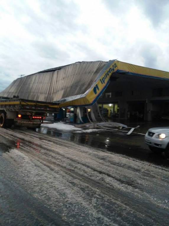 Granizo deixa feridos, cidades em
alerta e ruas tomadas por gelo no PR - foto 5