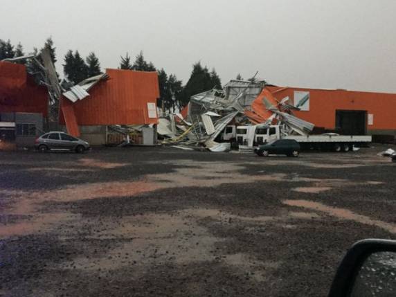Granizo deixa feridos, cidades em
alerta e ruas tomadas por gelo no PR - foto 4