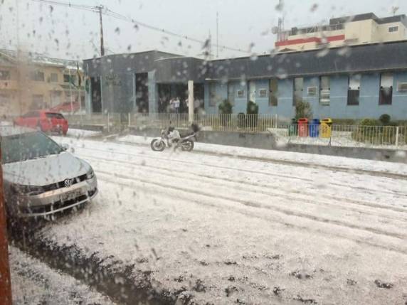 Granizo deixa feridos, cidades em
alerta e ruas tomadas por gelo no PR - foto 7
