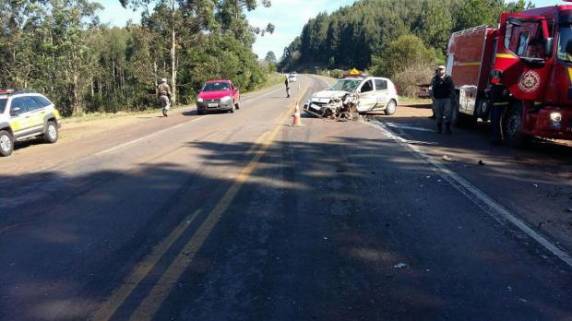 Viatura colidiu contra caminhão carregado de bebidas no km 217
