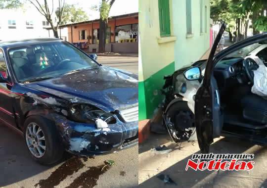 Uma dos automóveis envolvido atingiu a parede de uma loja