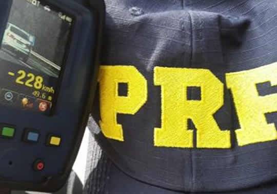 Veículo Jetta estava a 228 km/h em trecho da Freeway