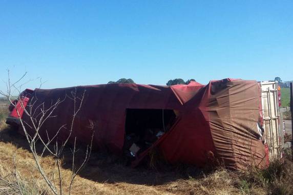 Motorista 

fugiu do local. Populares chegaram a saquear a carga, mas foram detidos pela BM