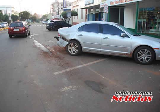 Um Ford Fusion foi atingido no final da madrugada