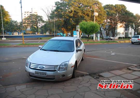 Depois de bater em veículo estacionado motorista foge do local, no centro de Três de Maio - foto 4