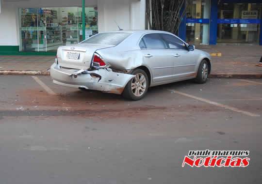 Depois de bater em veículo estacionado motorista foge do local, no centro de Três de Maio - foto 2