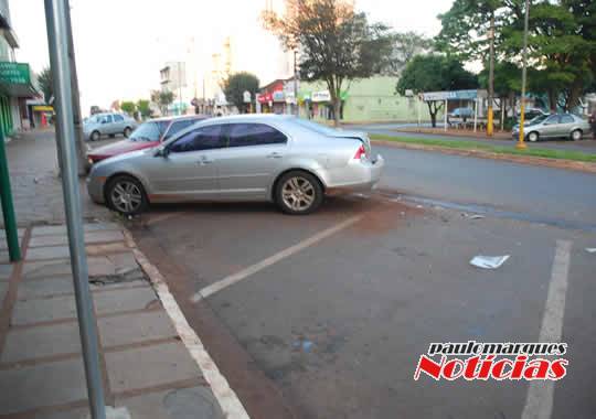 Depois de bater em veículo estacionado motorista foge do local, no centro de Três de Maio - foto 5