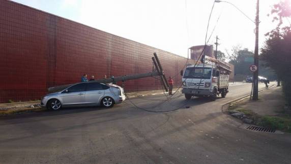 Automóvel colide e derruba poste em Passo Fundo - foto 2
