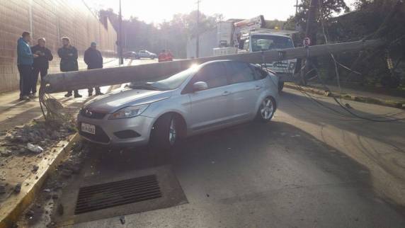 Automóvel colide e derruba poste em Passo Fundo - foto 3