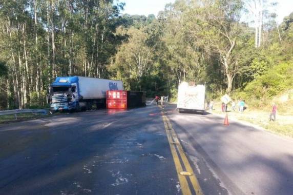Acidente entre dois caminhões bloqueia BR-470 em Ibirama, no Alto Vale do Itajaí