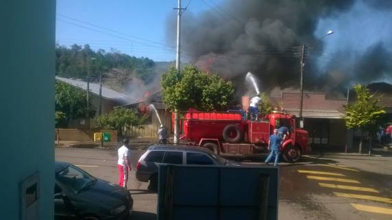 Incêndio atinge lojas e residências em Rondinha, no
Norte do RS - foto 4