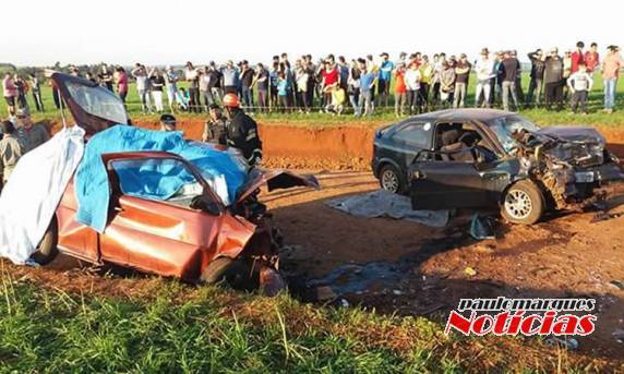 Automóveis colidiram em uma estrada de chão