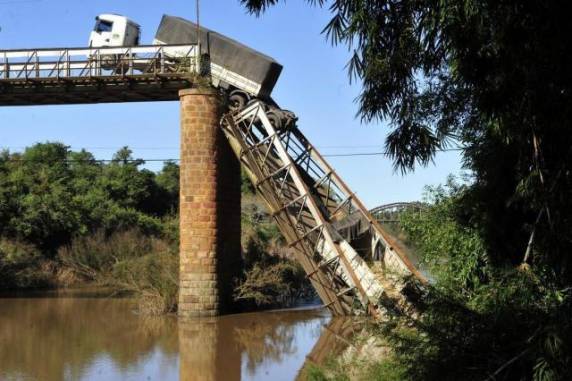 Estrutura rompeu em maio de 2015. Expectativa é que seja entregue até o fim do ano