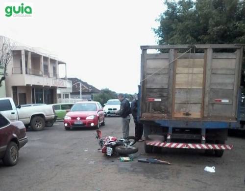 Motociclista ficou ferido em acidente de trânsito nas
proximidades da Praça da Matriz de Crissiumal - foto 3