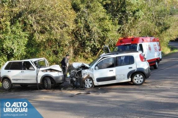 Colisão frontal envolveu dois Unos