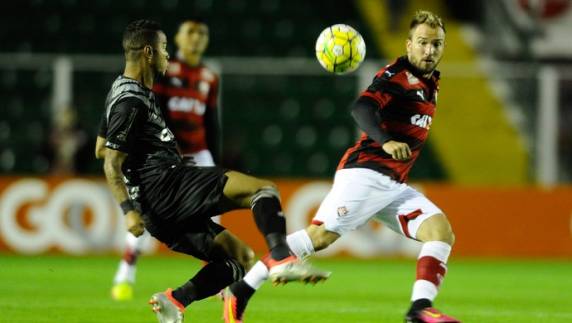 Equipes fazem jogo nervoso, com muitas faltas e duas expulsões no estádio Orlando Scarpelli; Alvinegro leva a melhor ao fazer 1 a 0 sobre rival direto contra a queda