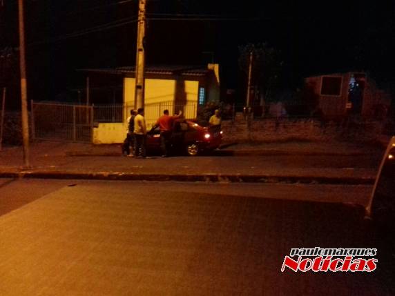 Veículo bate em moto estacionada e em um poste da rede elétrica em Ijuí - foto 2