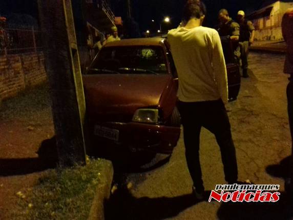 Veículo bate em moto estacionada e em um poste da rede elétrica em Ijuí - foto 3