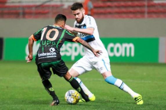 Edílson foi expulso no segundo tempo do jogo em Belo Horizonte