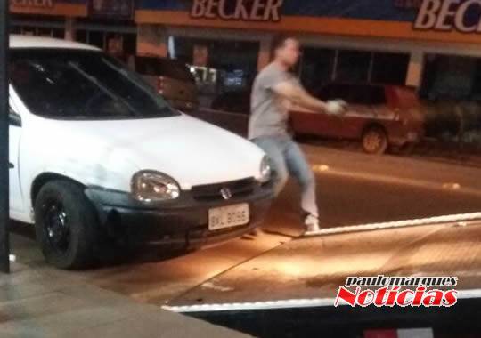 Motorista foge e abandona veículo depois de bater em
caminhonete estacionada, no centro de Três de Maio - foto 2