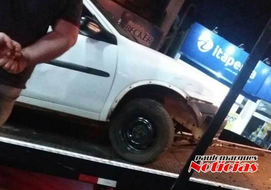Motorista foge e abandona veículo depois de bater em
caminhonete estacionada, no centro de Três de Maio - foto 3