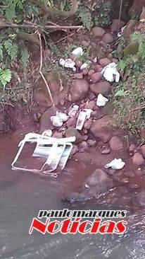 Moradores do interior de Alegria denunciam descarte de lixo na 

barranca de um rio - foto 2