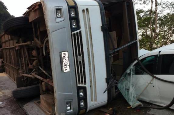 Motorista relata momentos de pavor antes de colidir
com ônibus na serra - foto 3