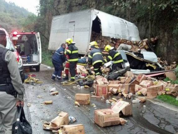 Feridos ficaram presos nas ferragens e foram resgatados pelos bombeiros