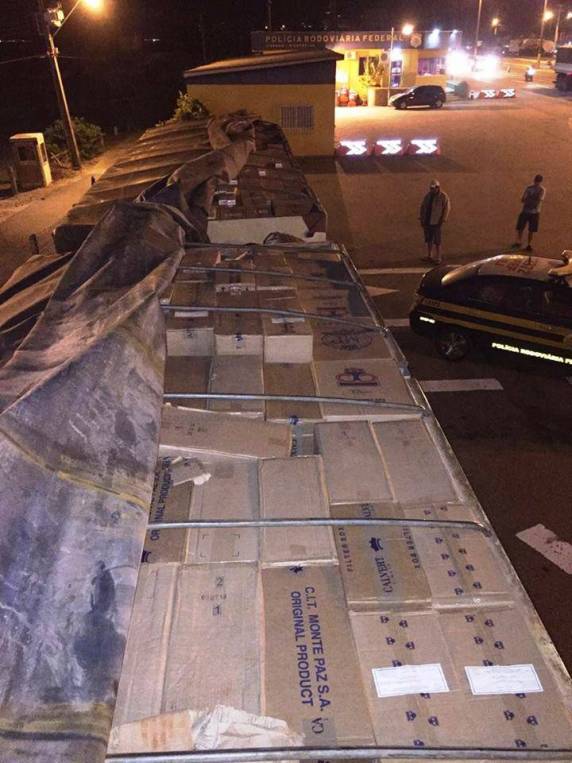 Carga com 375 mil maços de cigarros contrabandeados é apreendida na BR-101 em Porto Belo-SC - foto 3