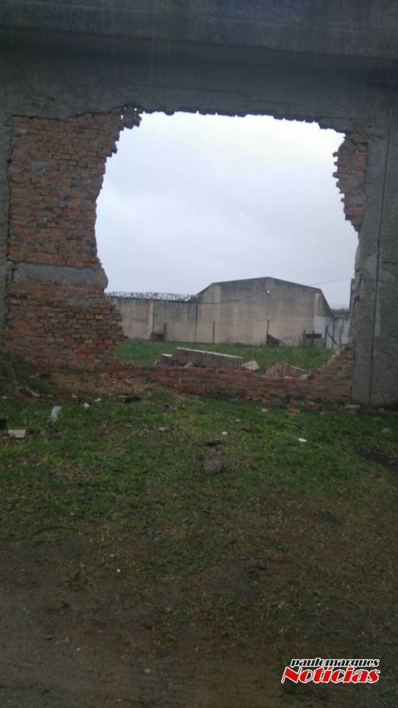Caminhão derruba muro e presos fogem da Penitenciária de Pelotas - foto 4