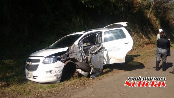 Veículo da prefeitura de Santo Ângelo se envolve em acidente na
BR-386 - foto 4
