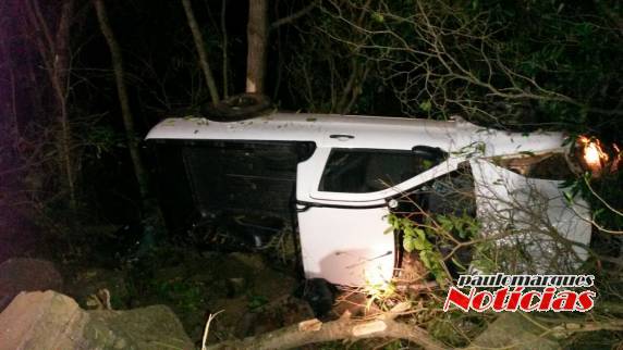 Saída de pista seguida de tombamento de veículo deixa um homem ferido na RS-305 em Tuparendi - foto 2