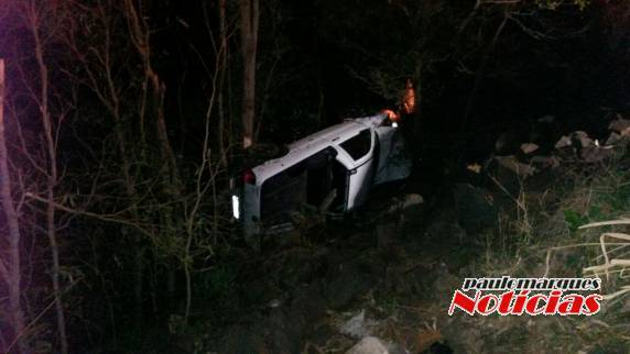 Saída de pista seguida de tombamento de veículo deixa um homem ferido na RS-305 em Tuparendi - foto 3