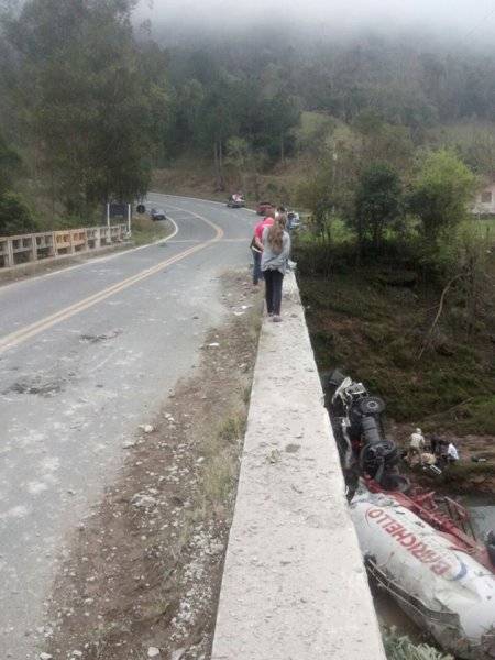 Motorrista morre após cair com carreta de ponte - foto 3