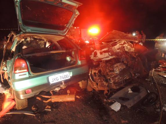 Acidente entre três
carros deixa nove mortos no Paraná - foto 3