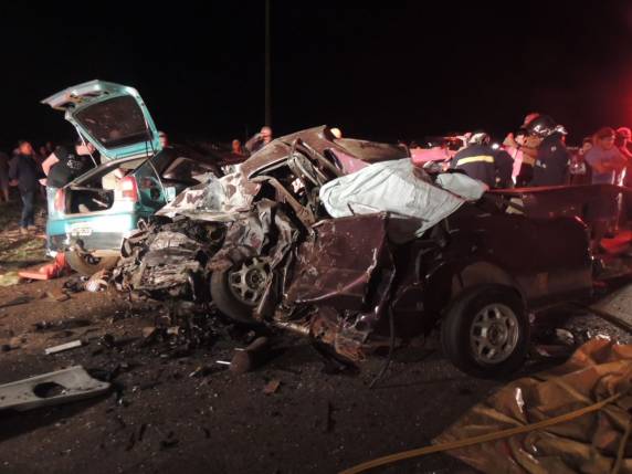 Acidente entre três
carros deixa nove mortos no Paraná - foto 2