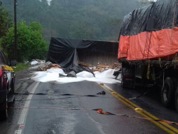 Outro veículo carregado com madeira atingiu o veículo; ninguém se feriu