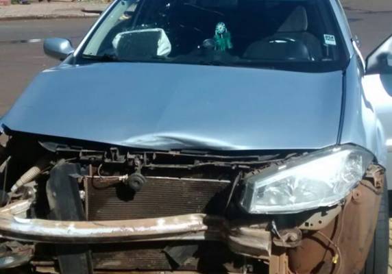 Veículo capota depois uma colisão no centro de Ijuí - foto 2