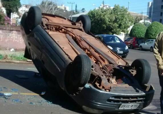 Veículo capota depois uma colisão no centro de Ijuí - foto 3