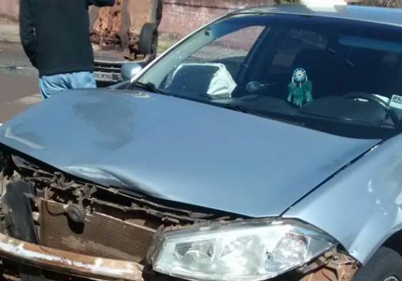 Veículo capota depois uma colisão no centro de Ijuí - foto 4