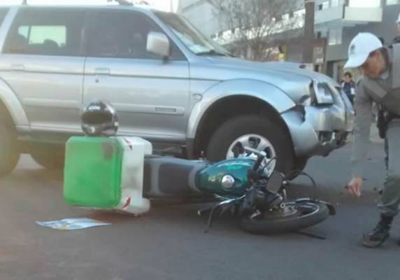 Entregador de loja de tintas fica ferido em colisão entre moto e caminhoneta em Ijuí - foto 3